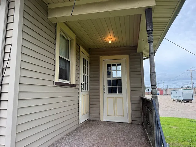 303 S Pleasant St — Photo 2