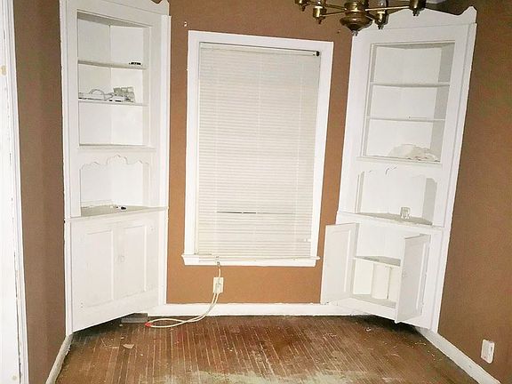 2nd image of 1860 E Washington St
