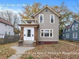 1021 Alpine Ave NW, Grand Rapids, MI