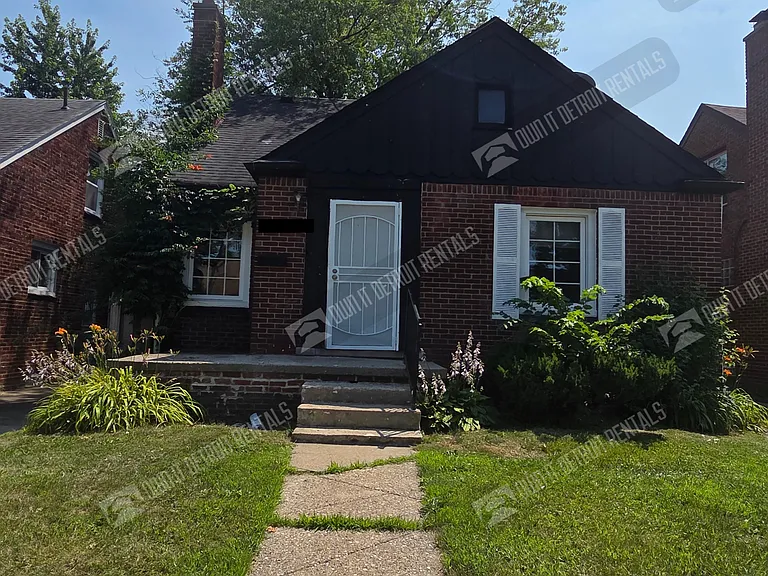 18627 Curtis St — Photo 2