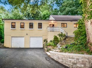 111 Fleets Cove Rd, Huntington, NY 11743