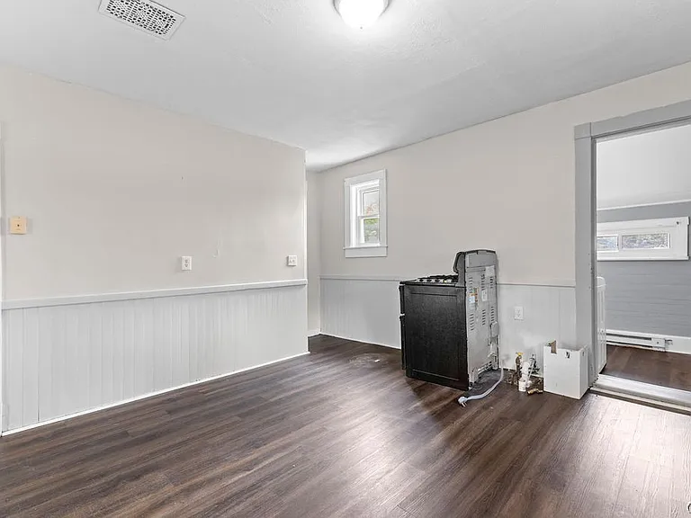 109 Center St — Photo 11