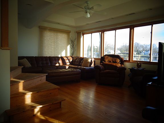 4th image of 628 Country Club Dr