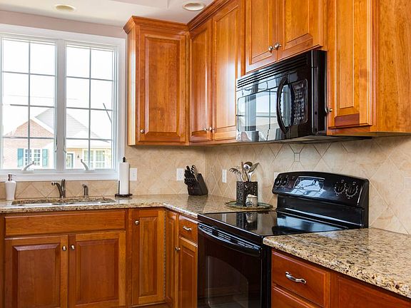 4th image of 1126 Royal Ct