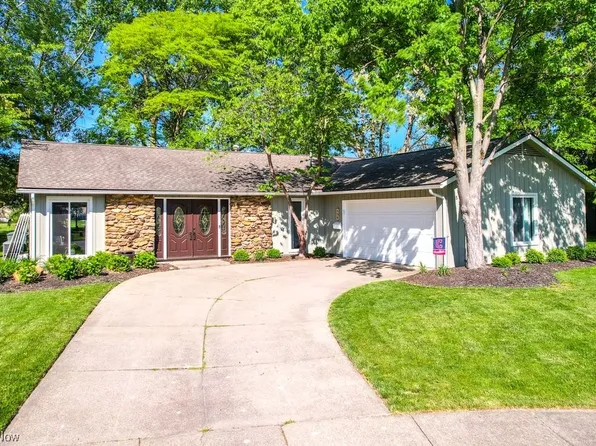 556 Cranston Cir, Berea, OH 44017