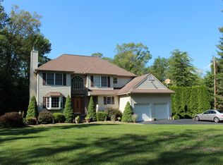 3 Rita Ln, Oak Ridge, NJ 07438