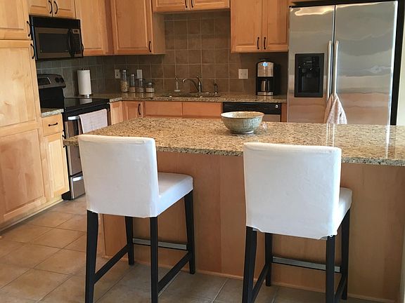 Large center island perfect for entertaining!