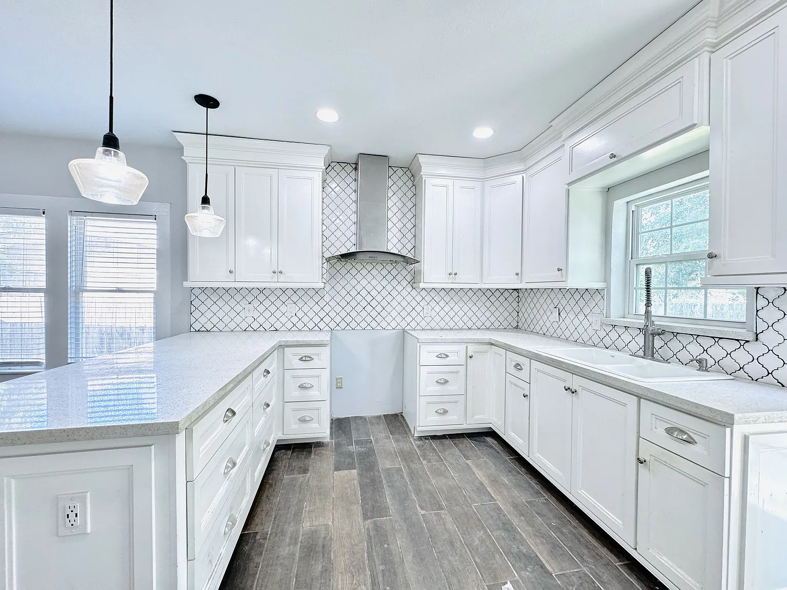 3 bed, 1.0 bath, 1157 sqft, $1,300 — Photo 3