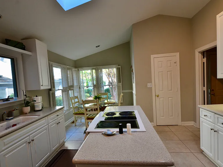 531 Weathersfield — Photo 14