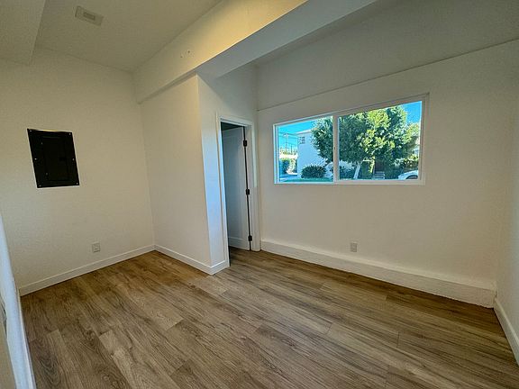 4th image of 2628 Cloverfield Blvd