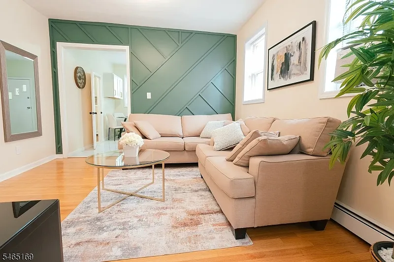 2 bed, 1.0 bath, 1944 sqft, $2,700 — Photo 3