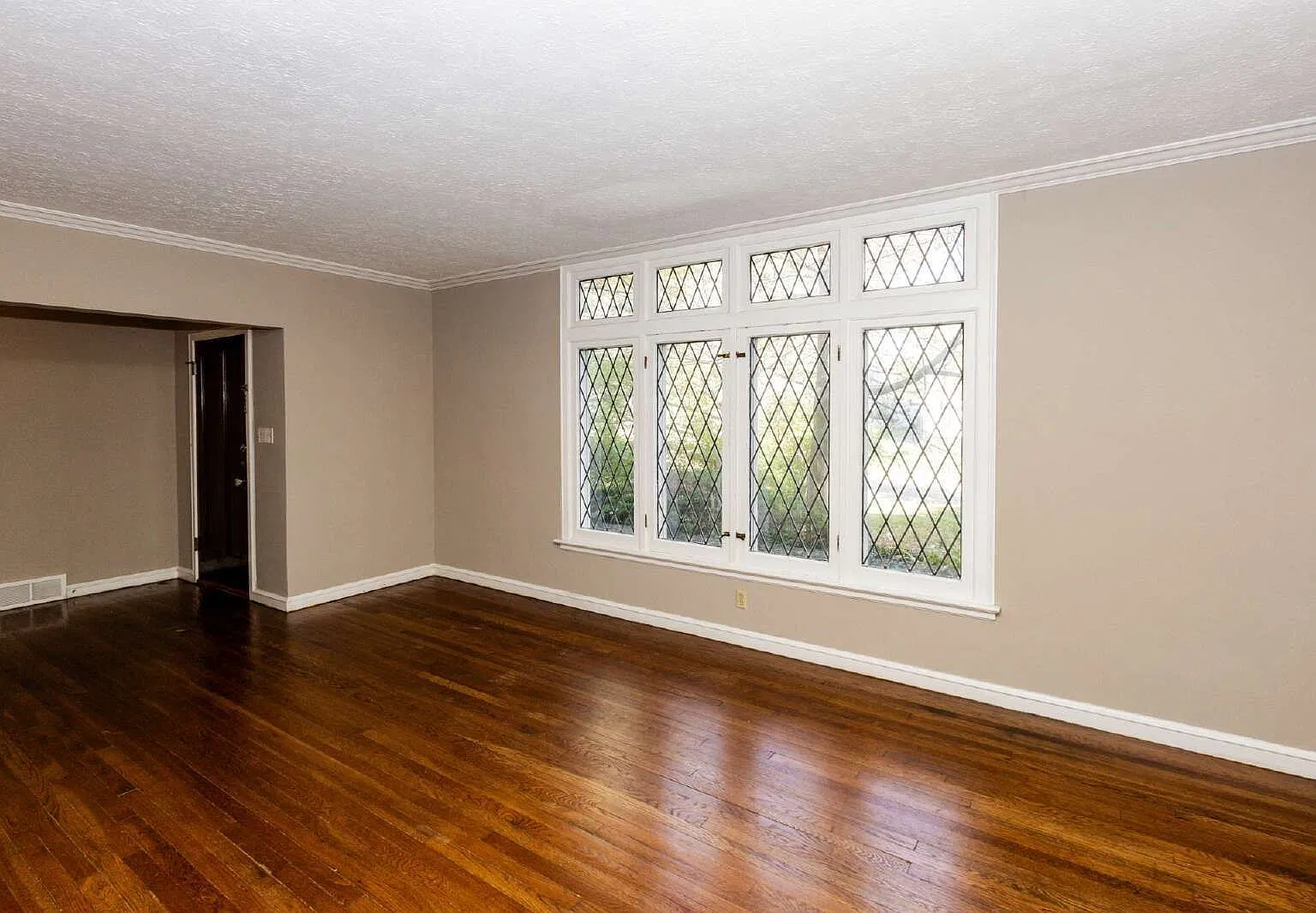 2 bed, 1.0 bath, 1260 sqft, $1,305 — Photo 3