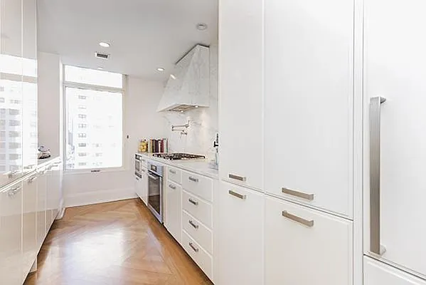 Sold by R New York | media 7