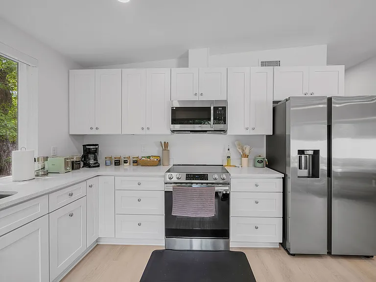 551 Columbus St — Photo 9