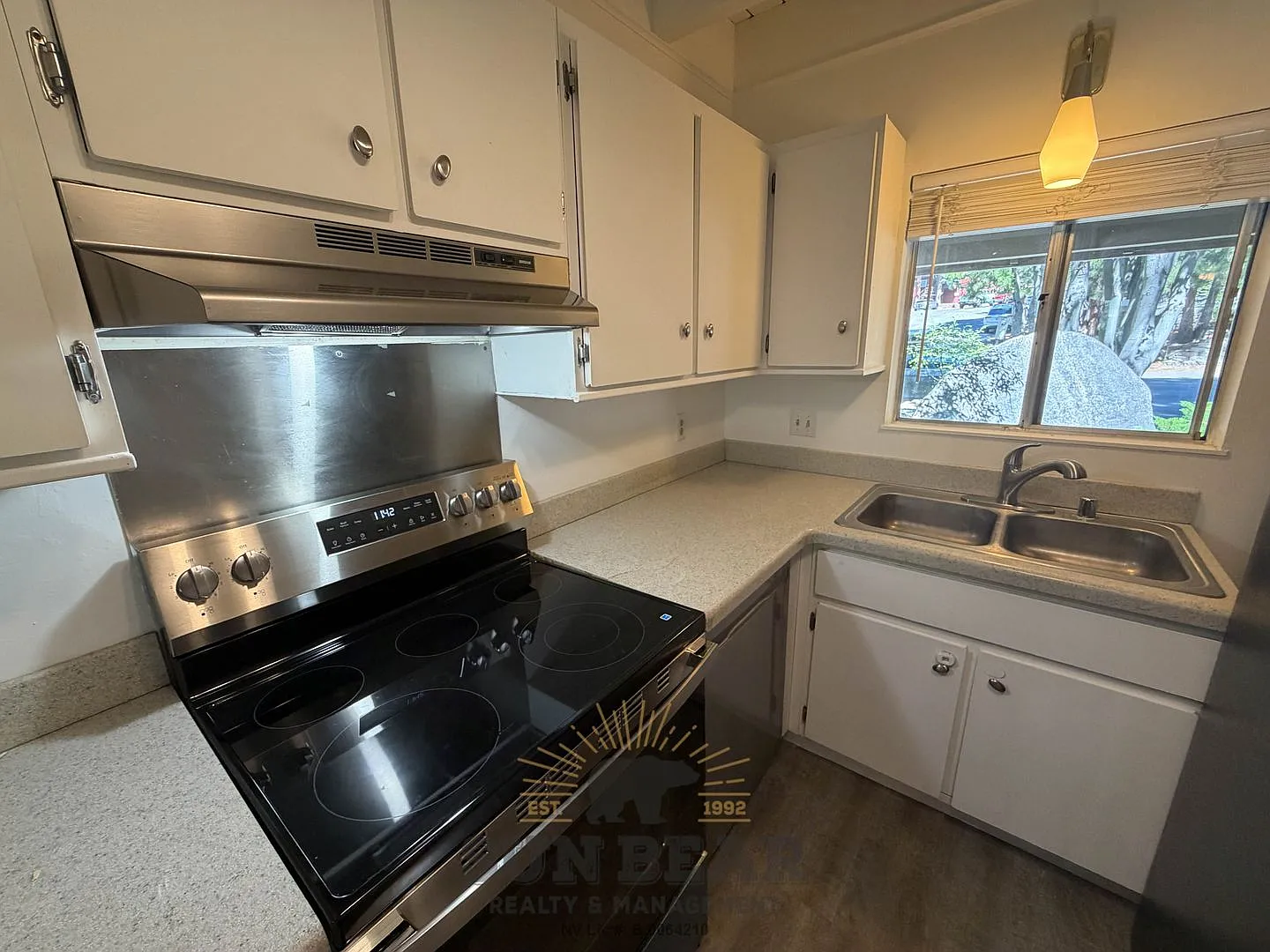2 Bedroom in Central Incline (IM21) - New paint, floors and appliances! — Photo 3