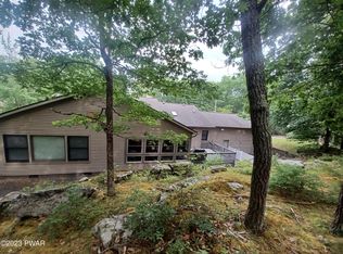 205 Fetlock Dr, Hawley, PA 18428
