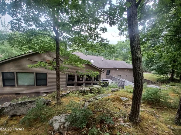 205 Fetlock Dr, Hawley, PA 18428
