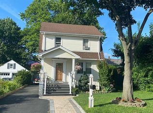 5 4th St, Westbury, NY 11590