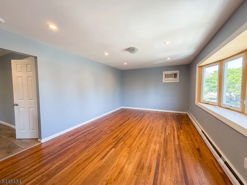 3 bed, 1.0 bath, $2,750 — Photo 3