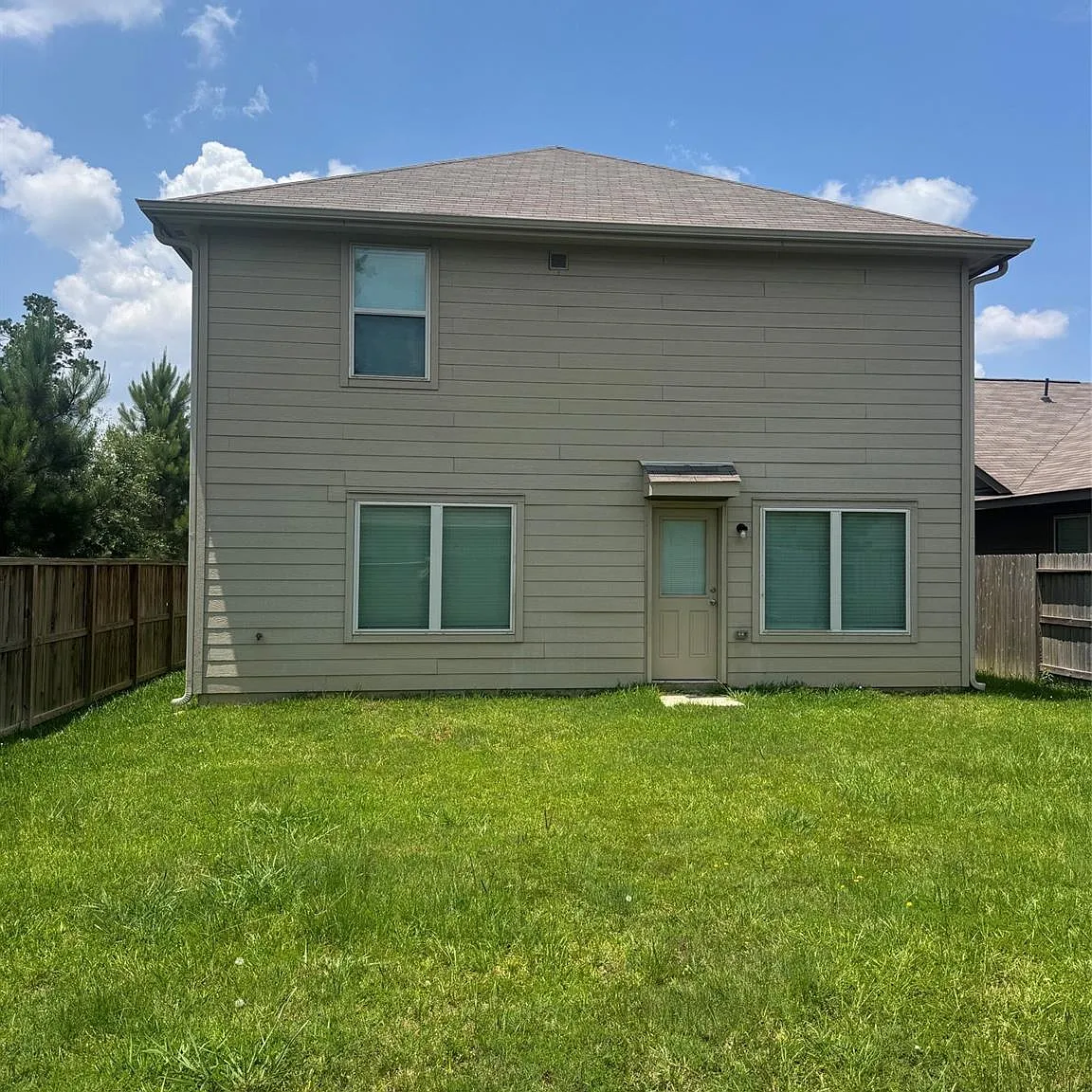 4 bed, 2.5 bath, 2229 sqft, $1,999 — Photo 2