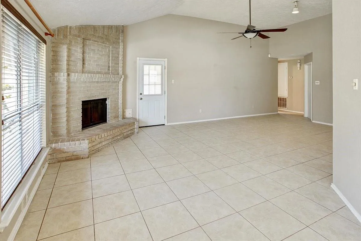 3 bed, 2.0 bath, 1383 sqft, $1,750 — Photo 4