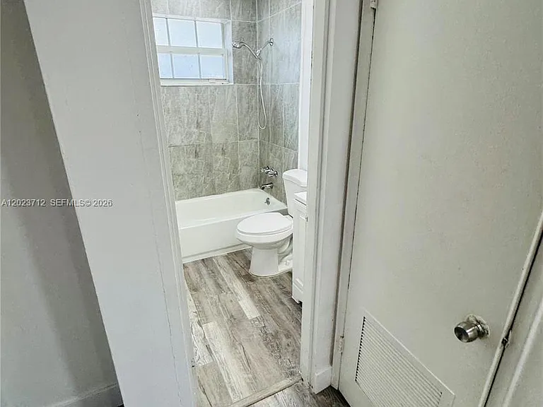 631 NW 11th Ave #B — Photo 4