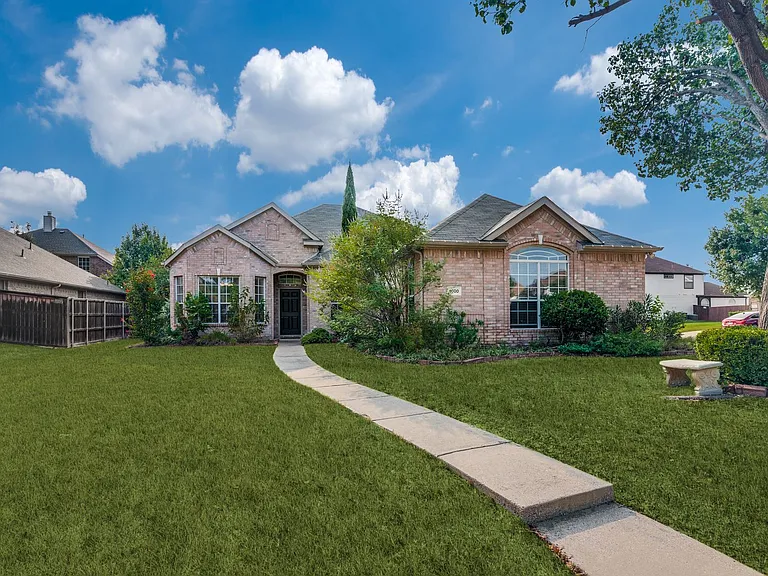1000 Leoti Ln — Photo 2