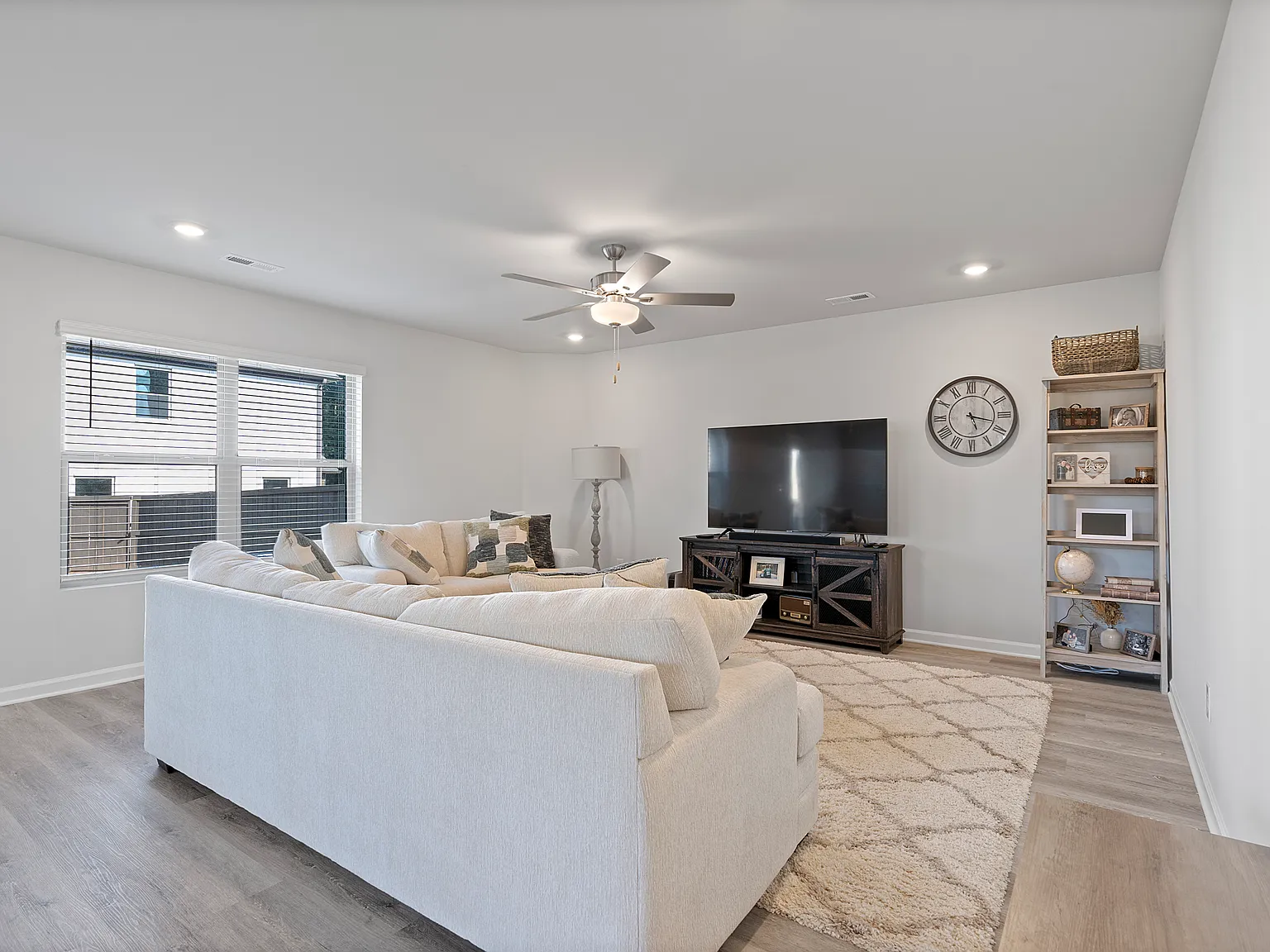 5 bed, 2950 sqft, $2,150 — Photo 2