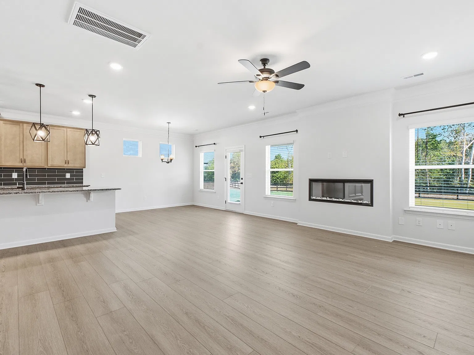 5 bed, 3100 sqft, $3,150 — Photo 2