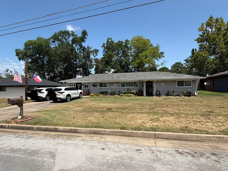 813 W Avalon Ave — Photo 1