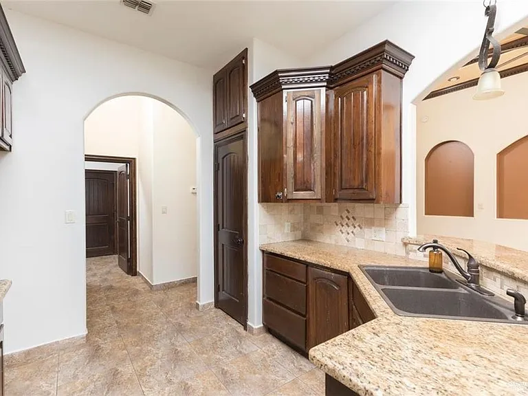 208 Thornwood Loop — Photo 4