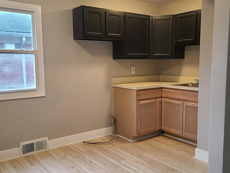 2126 Ackley Ave — Photo 6