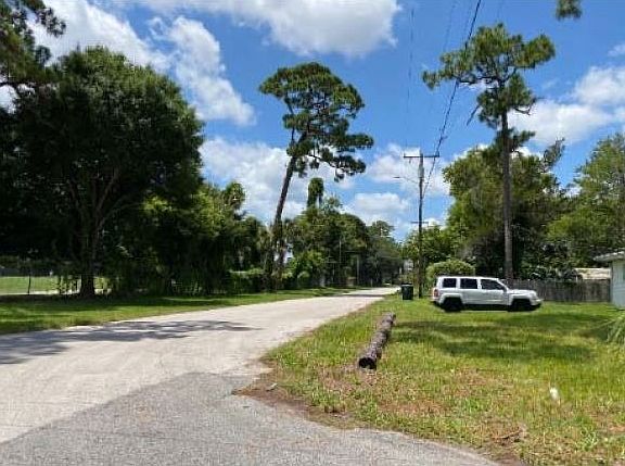 Exterior Neighborhood (street photo)
