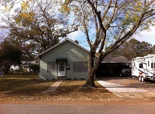 405 Lundy Ave, El Campo, TX 77437