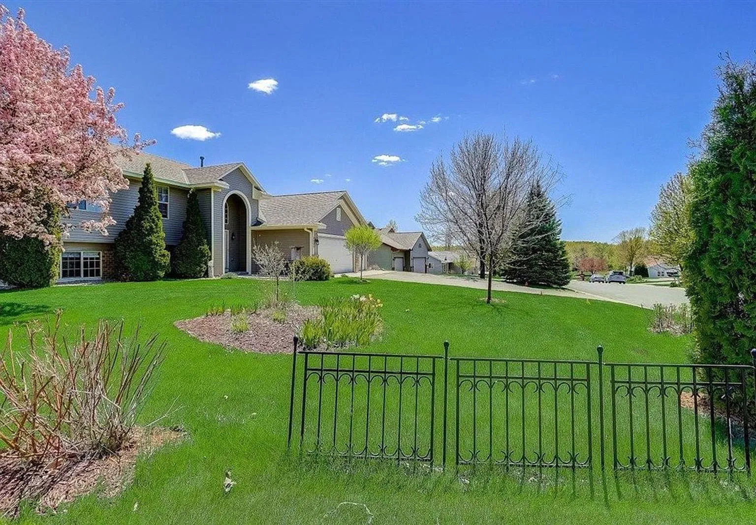 5 bed, 3.0 bath, 2286 sqft, $2,975 — Photo 3