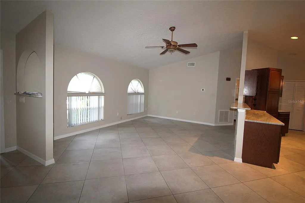 3 bed, 2.0 bath, 1700 sqft, $2,190 — Photo 2
