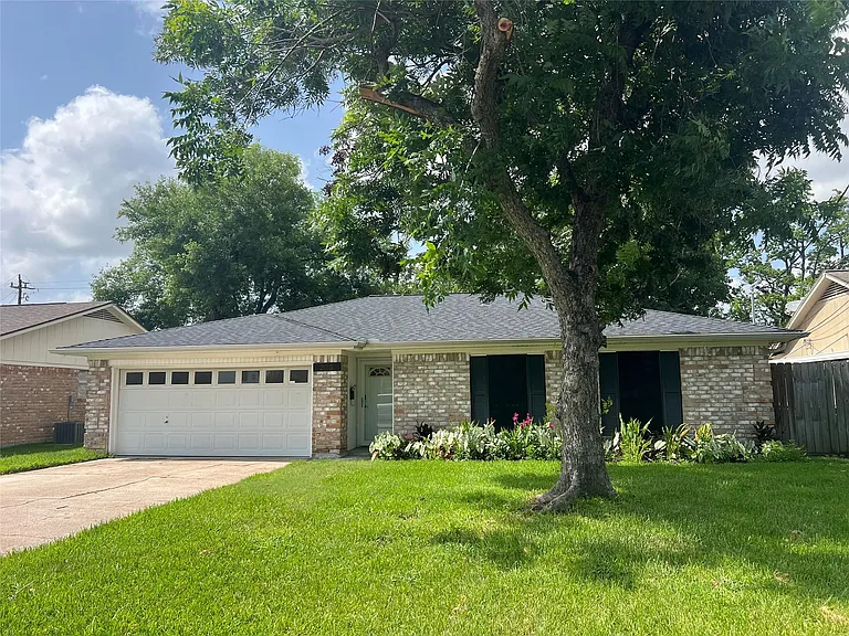 205 W Vaughn Ln — Photo 2