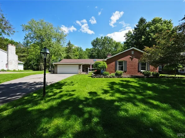 81 Stonehenge Dr, Orchard Park, NY 14127