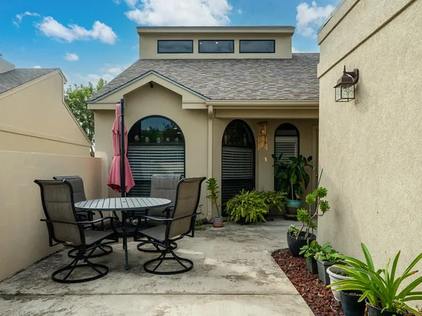 108 Pebble Creek Dr, Rockport, TX 78382