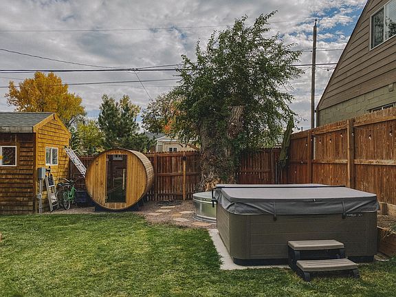 Electric Finnish sauna, 6 person spa, outdoor shower & stock tank pool (summer only)
