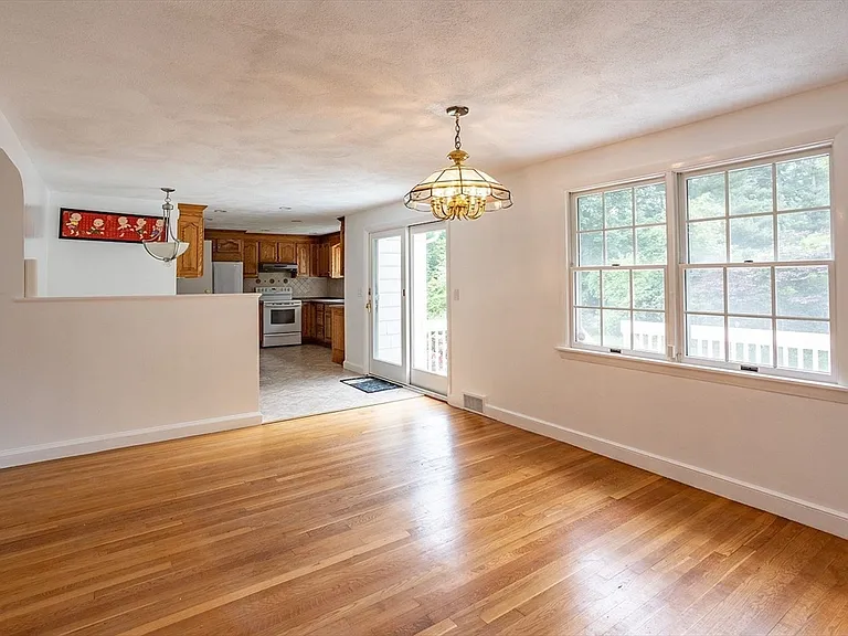 16 Westwood Rd — Photo 3