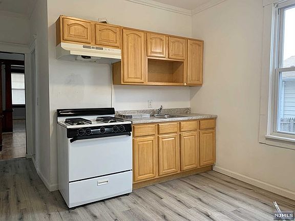 5th image of 122-124 Ryerson Ave