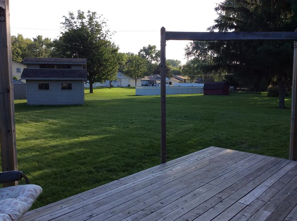 3 bed, 1.5 bath, 1376 sqft, $2,045 — Photo 2