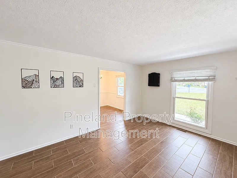 3 bed, 2.0 bath, 1524 sqft, $1,800 — Photo 4