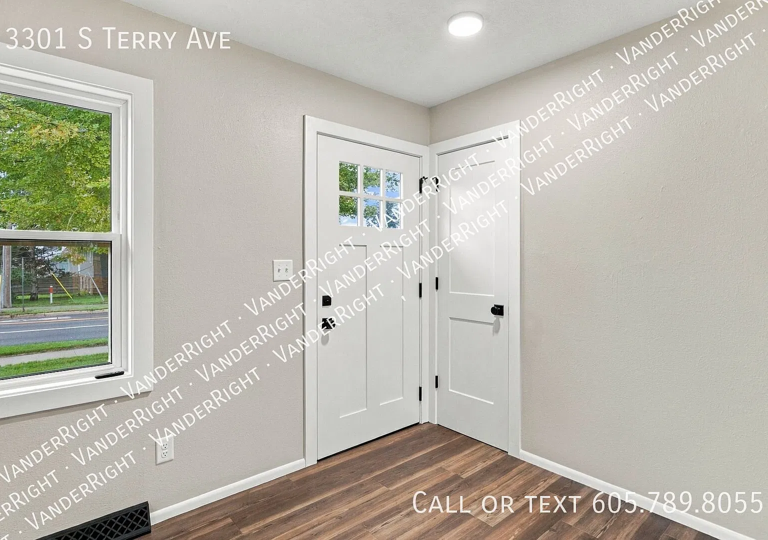 Renovated 4-Bedroom Home with 4 Stall Garage And Fenced Yard! — Photo 2