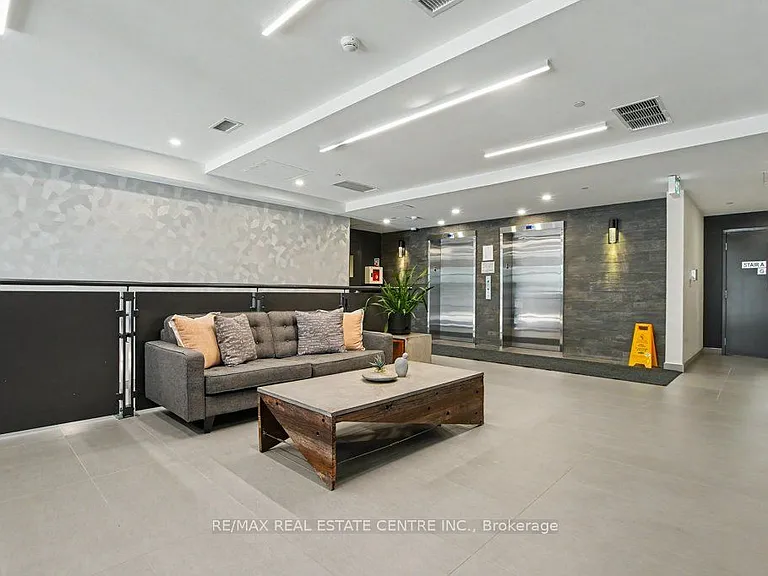 690 King St W #101 — Photo 8