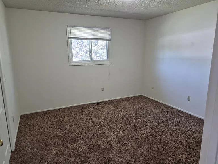 1229 Hawthorne Ln — Photo 4