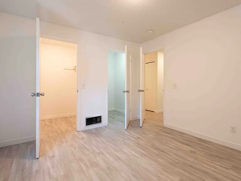 Woodridge Apartments — Photo 13