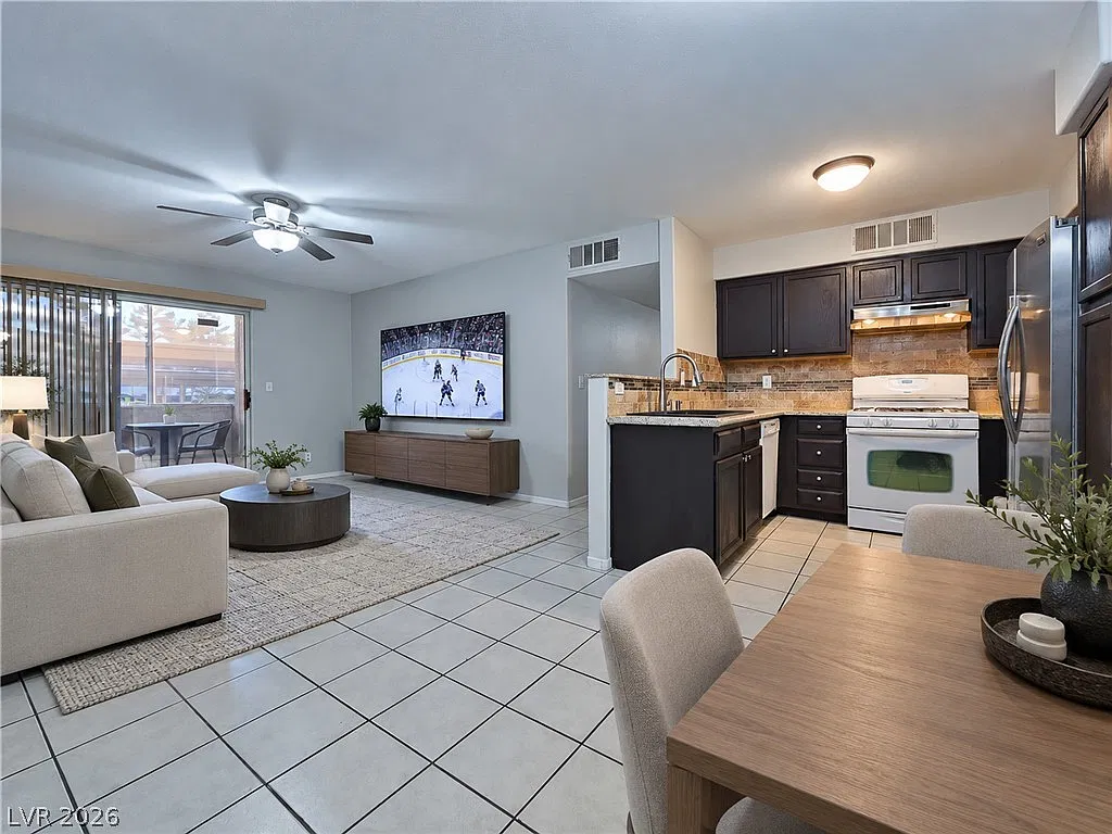 2 bed, 2.0 bath, 1020 sqft, $1,350 — Photo 2