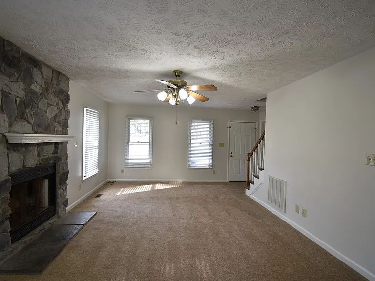 202 Cobblestone Ct — Photo 2